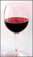  Стакан красного вина с каплями воды 
